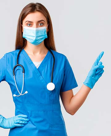 Женщина врач в синем халате и медицинской маске